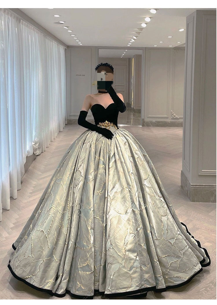 Vestido de alta costura de la novia al estilo Hepburn