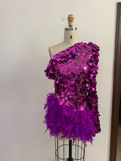 Vestido corto de lujo con manga de un solo hombro y falda de plumas con lentejuelas moradas para fiestas y actuaciones en el escenario