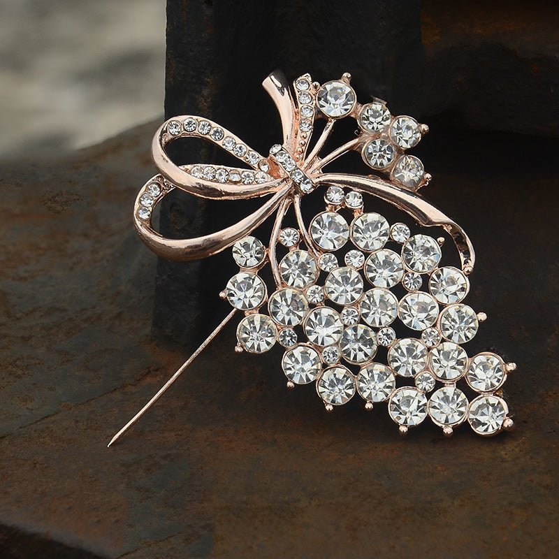 Broche de uva con diamantes para mujer