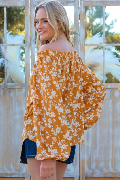 Blusa con hombros descubiertos y mangas abullonadas con estampado floral de Hailey &amp; Co.