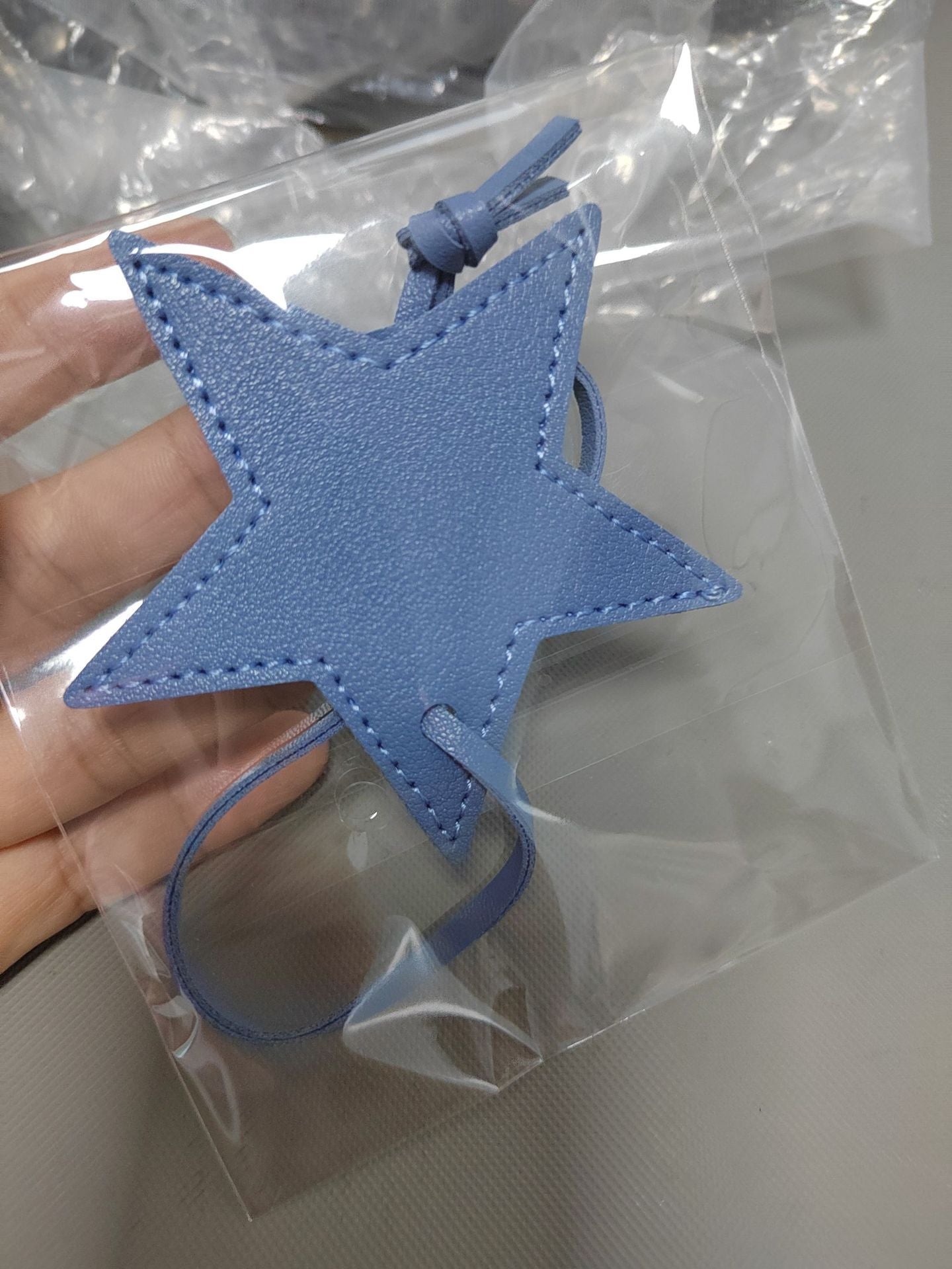 Llavero de cuero con forma de estrella de cinco puntas, colgante para bolso