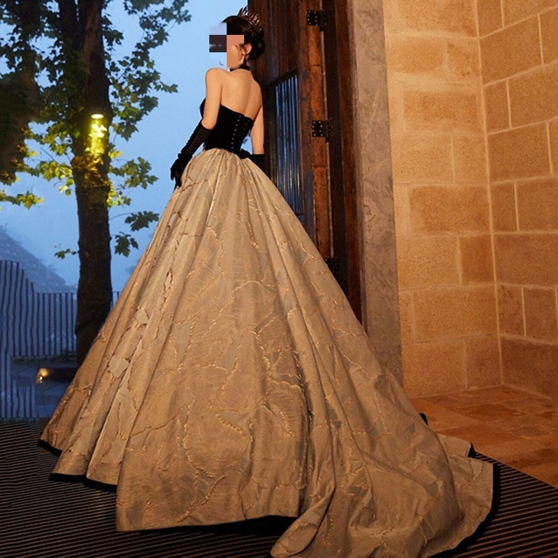 Vestido de alta costura de la novia al estilo Hepburn