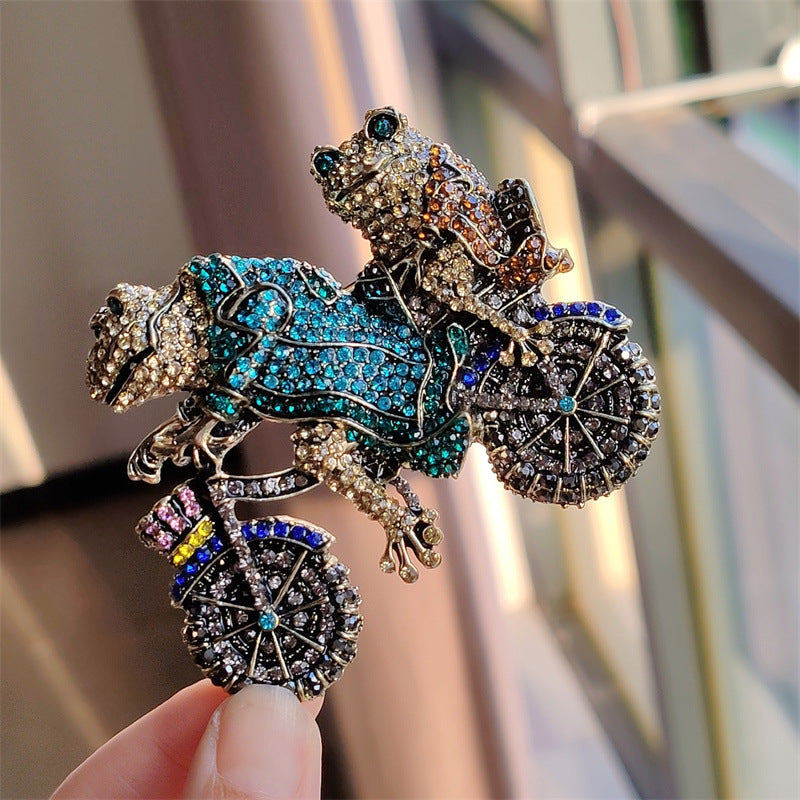 Broche de bicicleta con forma de rana y adorno medieval vintage