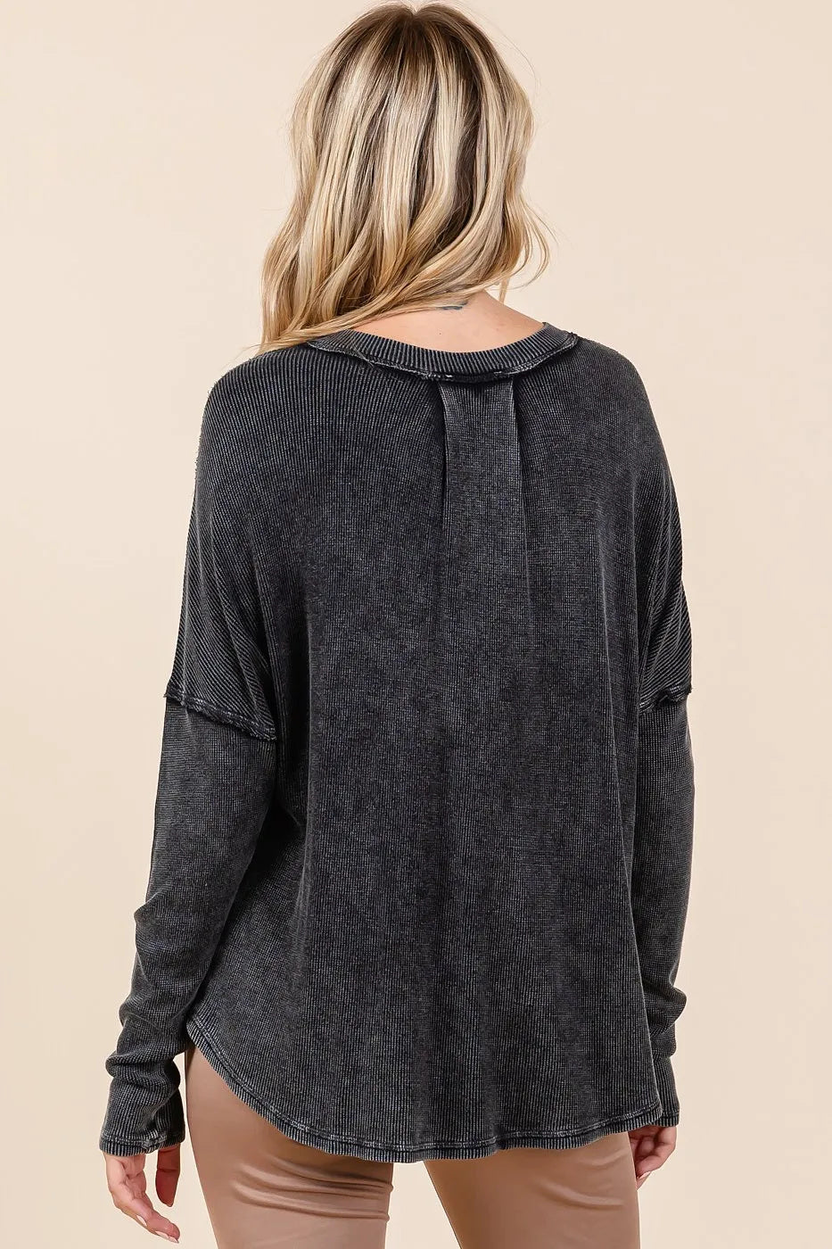 Blusa de manga larga con escote en V y lavado de Mittoshop