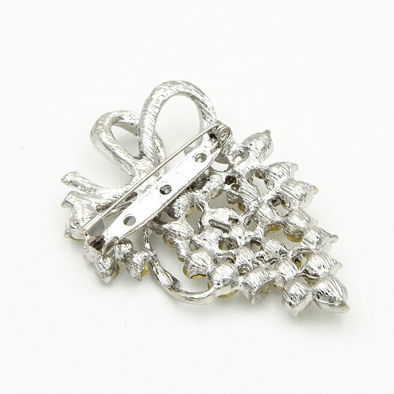 Broche de uva con diamantes para mujer