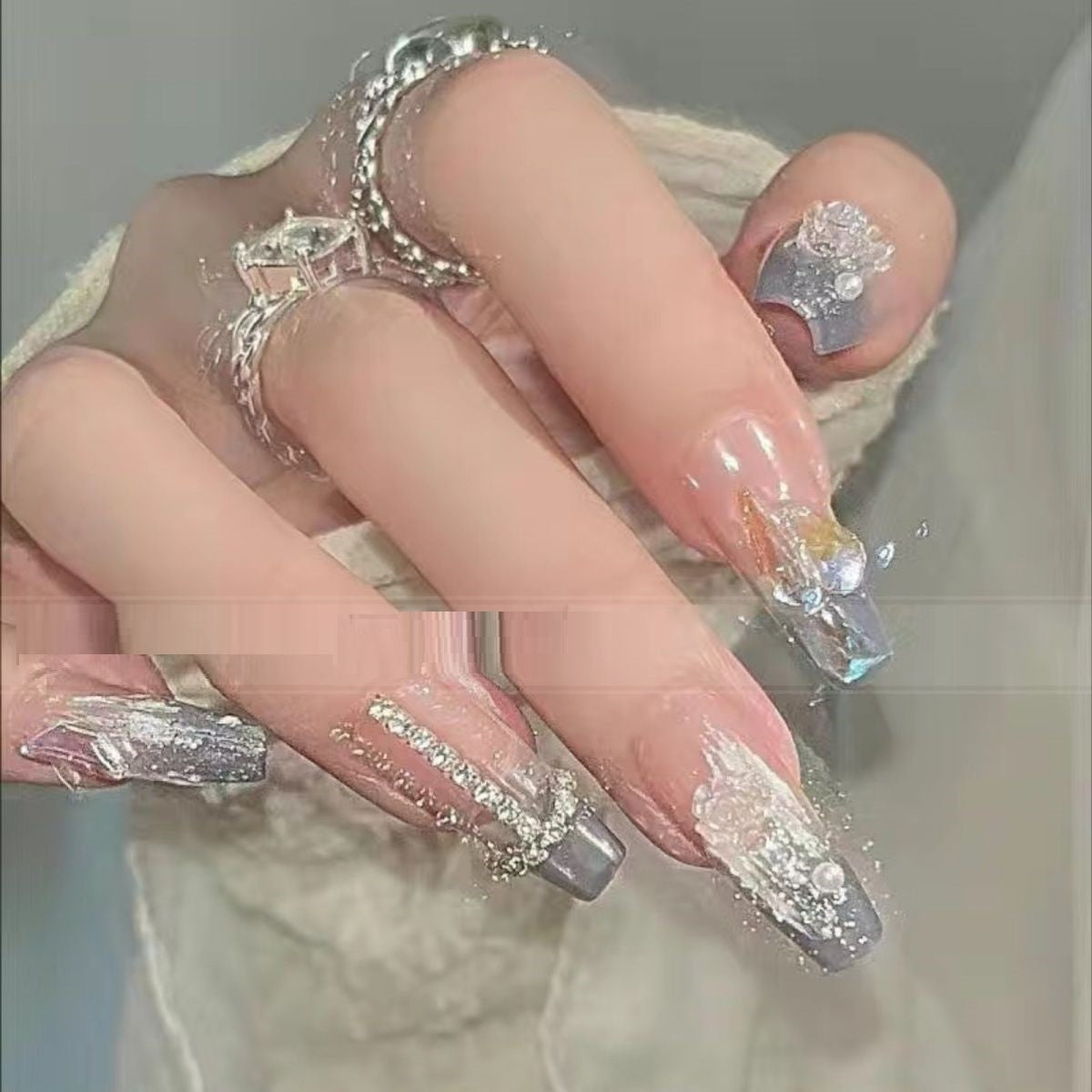 Parche de uñas postizas personalizado con diseño de mano de novia avanzado