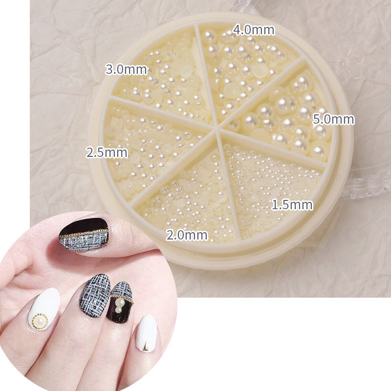 Joyas para uñas que combinan diamantes de imitación y perlas