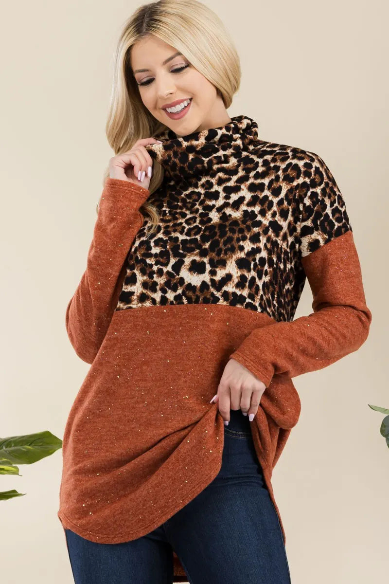 Blusa de manga larga con cuello alto y estampado de leopardo con dobladillo curvo en talla grande Celeste