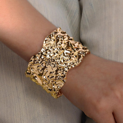 Pulsera de acero inoxidable dorado con patrón cóncavo-convexo