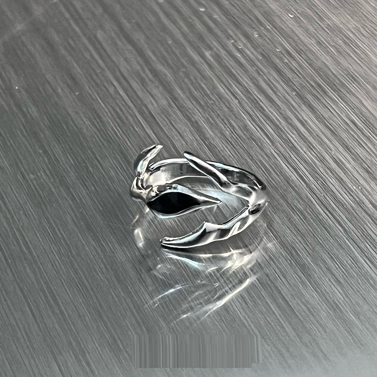 Anillo de metal de ónix negro de forma irregular Diseño de interés especial de marea de calle Hombres y mujeres de alto sentido