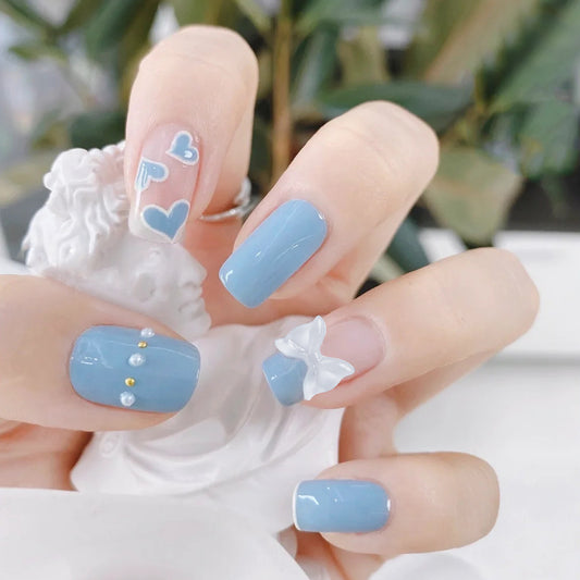 Uñas de gel con diseño de amor cremoso en azul para el día de San Valentín