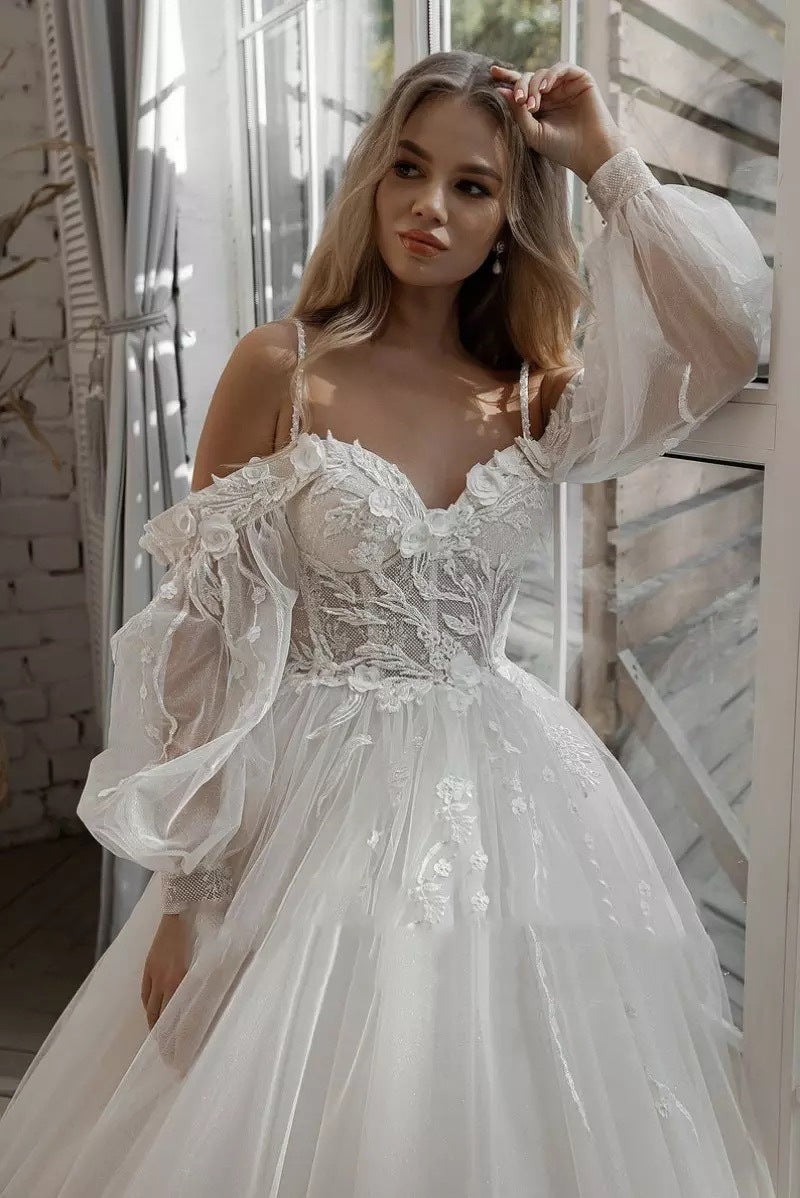 Vestido de novia bohemio con mangas abullonadas y hombros descubiertos