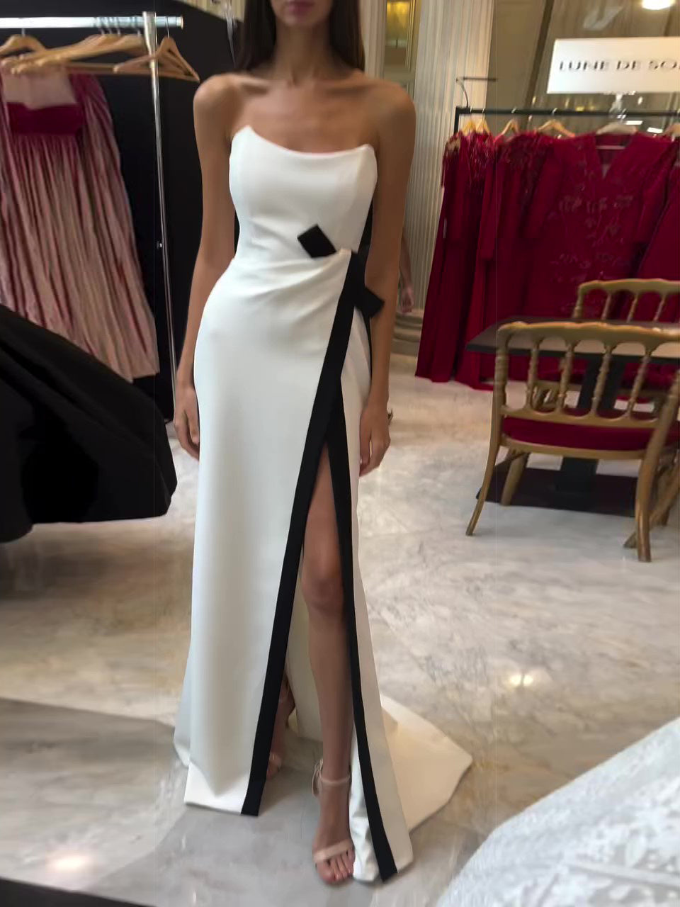 Vestido con abertura en contraste en blanco y negro sin tirantes