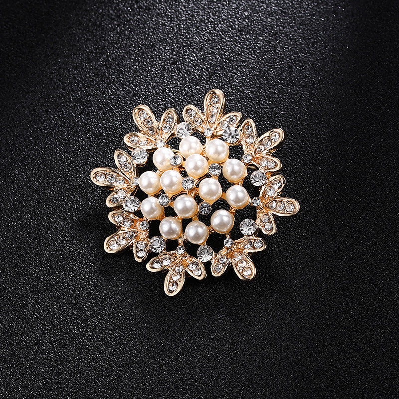 Broche de perlas con incrustaciones de diamantes de imitación Accesorios antiexposición