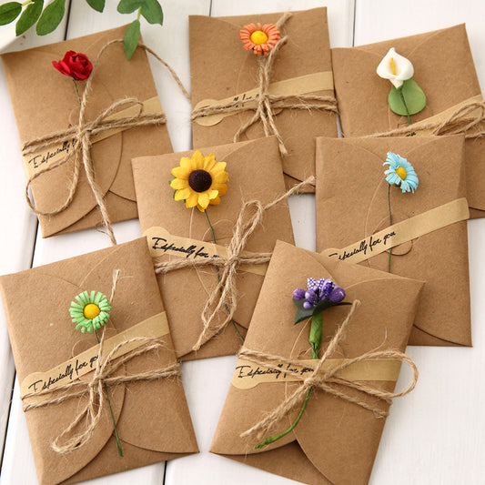 Tarjeta de felicitación creativa con flores secas de papel kraft