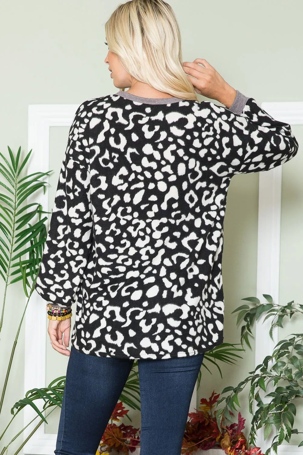 Blusa de manga larga con escote en V y estampado de leopardo de talla grande Celeste