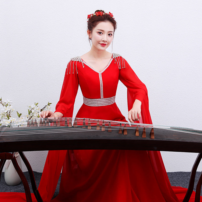 El vestido largo rojo de actuación de Guzheng es elegante y delgado.