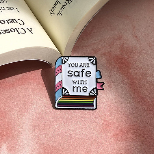 Broche de seguridad inspirador con forma de libro en inglés