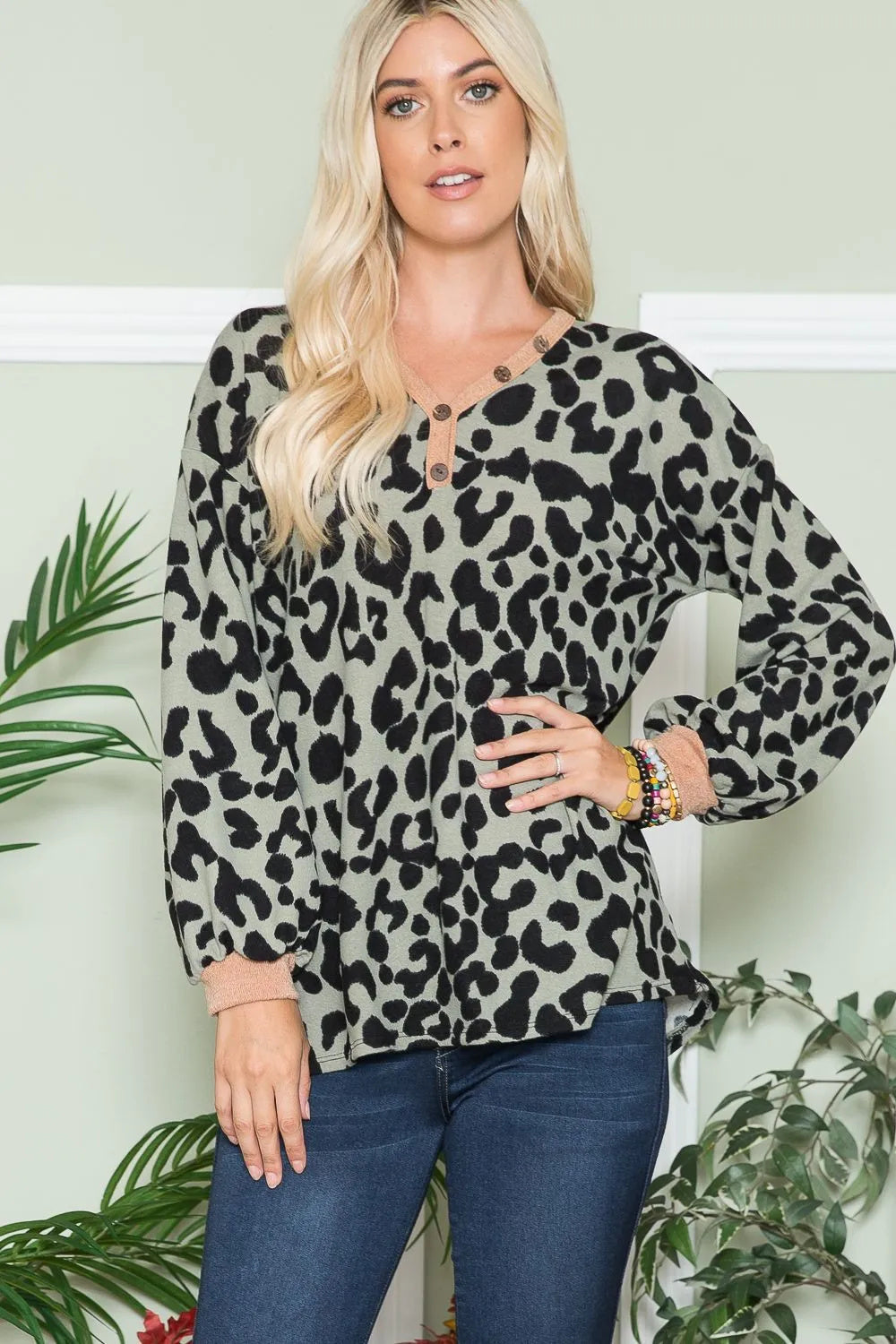 Blusa de manga larga con escote en V y estampado de leopardo de talla grande Celeste