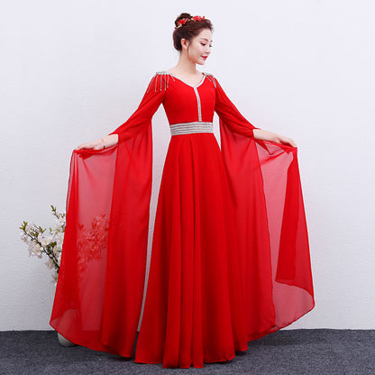 El vestido largo rojo de actuación de Guzheng es elegante y delgado.