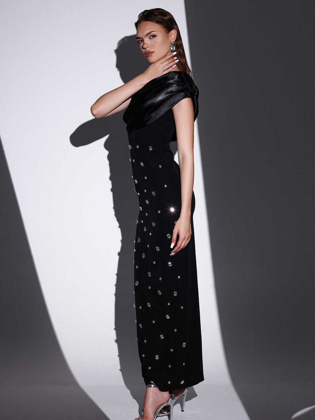 Vestido de noche negro con hombros descubiertos y diseño de diamantes