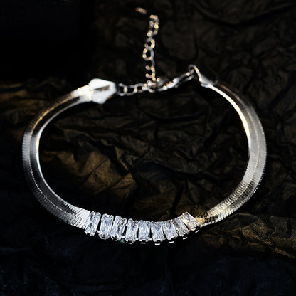 Pulsera de circonitas para niñas, nicho de alta sensación, entrada francesa, lujo, cadena de huesos de serpiente roja de malla de diamantes cuadrados de plata S925