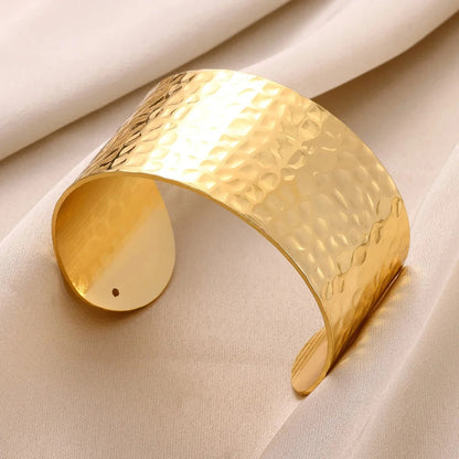 Pulsera de acero inoxidable dorado con patrón cóncavo-convexo