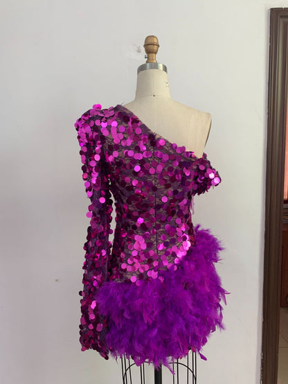 Vestido corto de lujo con manga de un solo hombro y falda de plumas con lentejuelas moradas para fiestas y actuaciones en el escenario