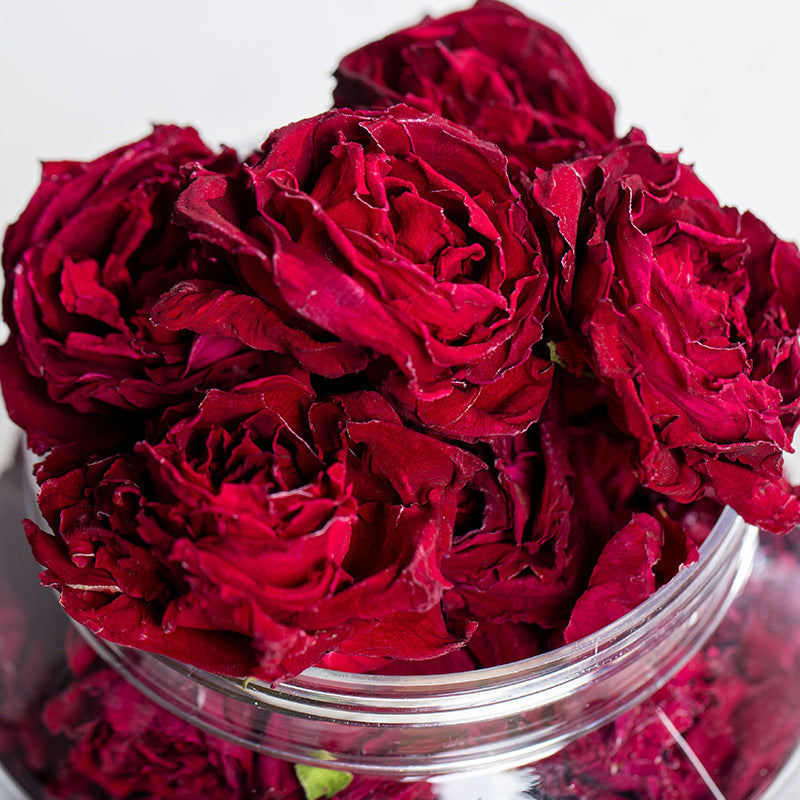 Agua de remojo para té con aroma a rosa roja y tinta liofilizada de Yunnan