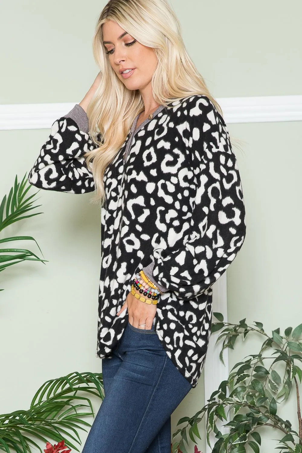 Blusa de manga larga con escote en V y estampado de leopardo de talla grande Celeste