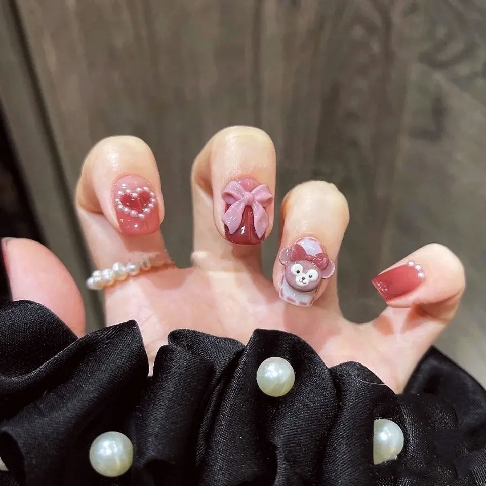 Lindo diseño de uñas con degradado de perla y lazo de amor