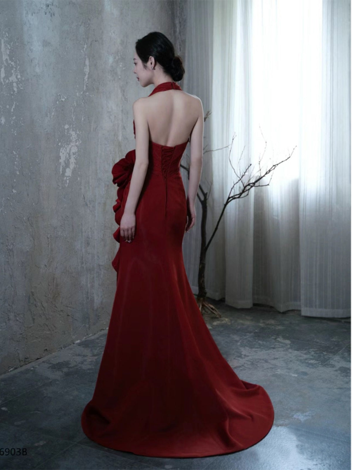 Vestido de novia elegante estilo socialité color rojo vino con escote halter para brindis de boda