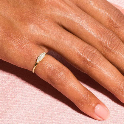 Anillo fino sencillo chapado en oro de moda para mujer