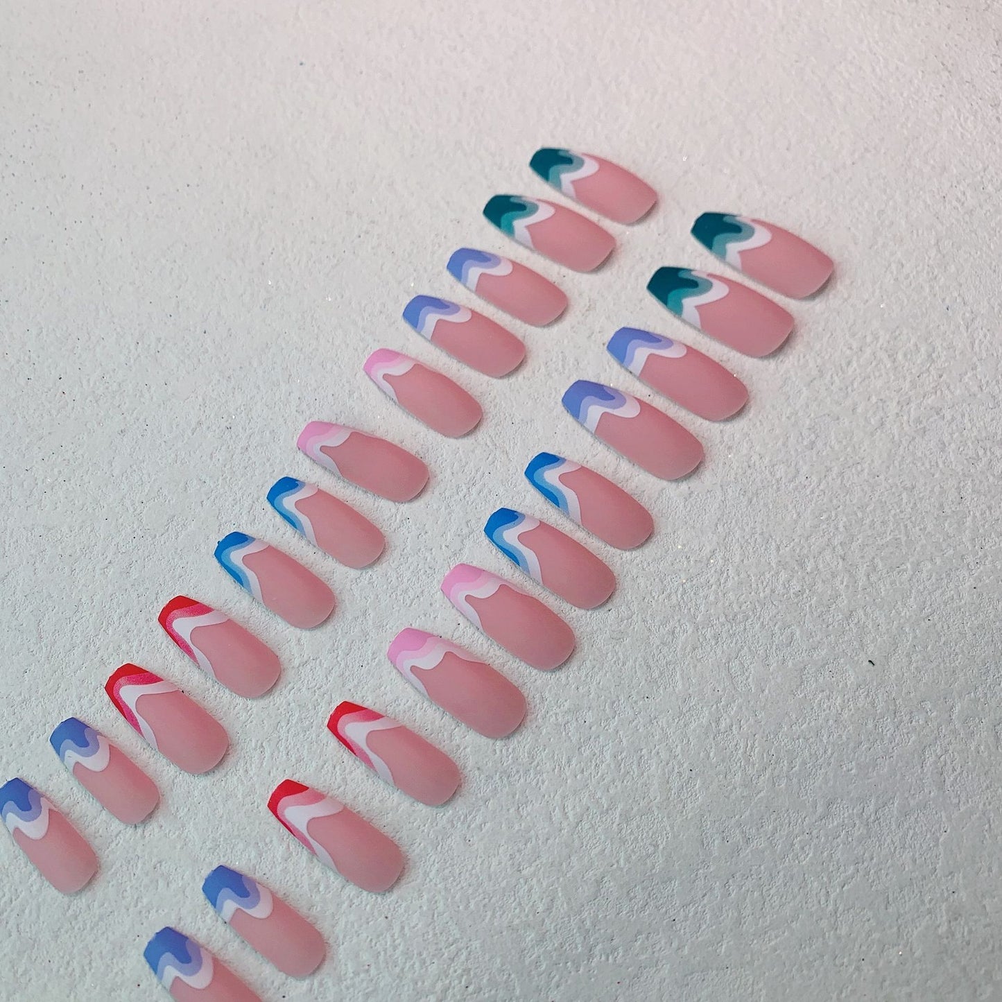 Uñas postizas con diseño de ondas multicolores, uñas extra largas, estilo bailarina, uñas esmeriladas