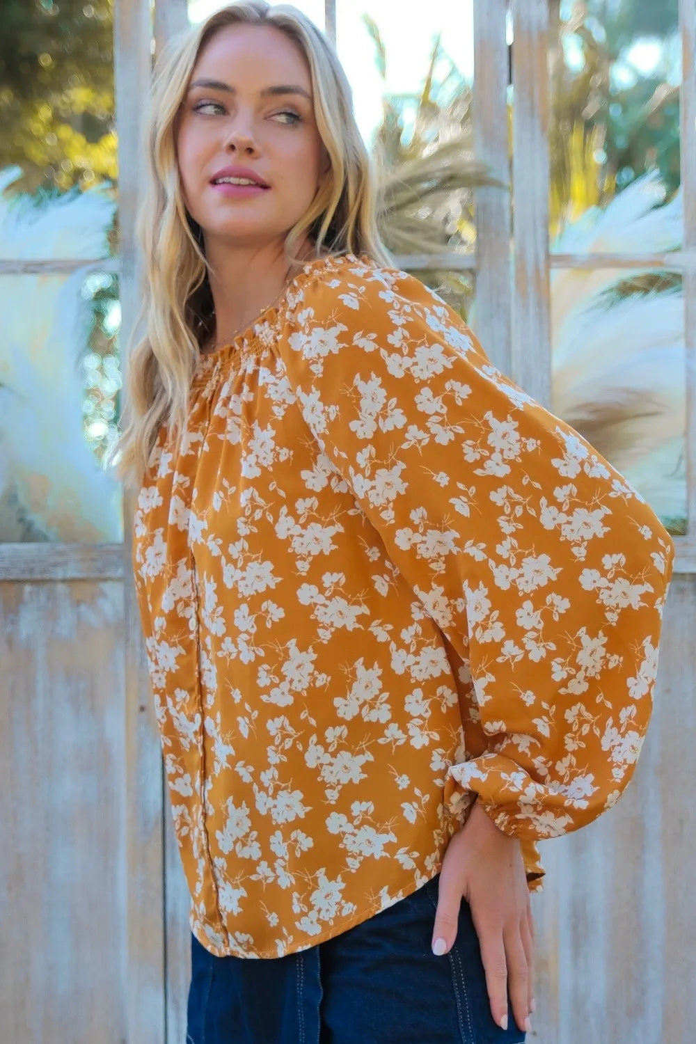 Blusa con hombros descubiertos y mangas abullonadas con estampado floral de Hailey &amp; Co.