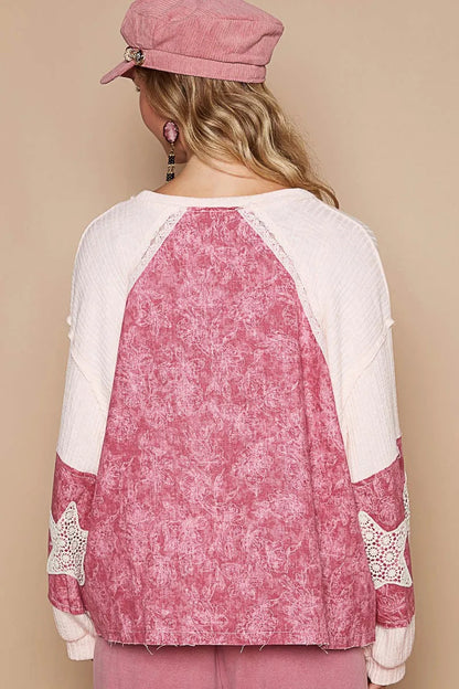 Blusa con escote en V y estampado floral con detalles de encaje POL