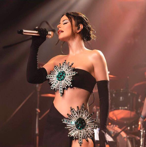 Traje de vendaje con falda de abertura alta y top de tubo con brillantes diamantes de imitación