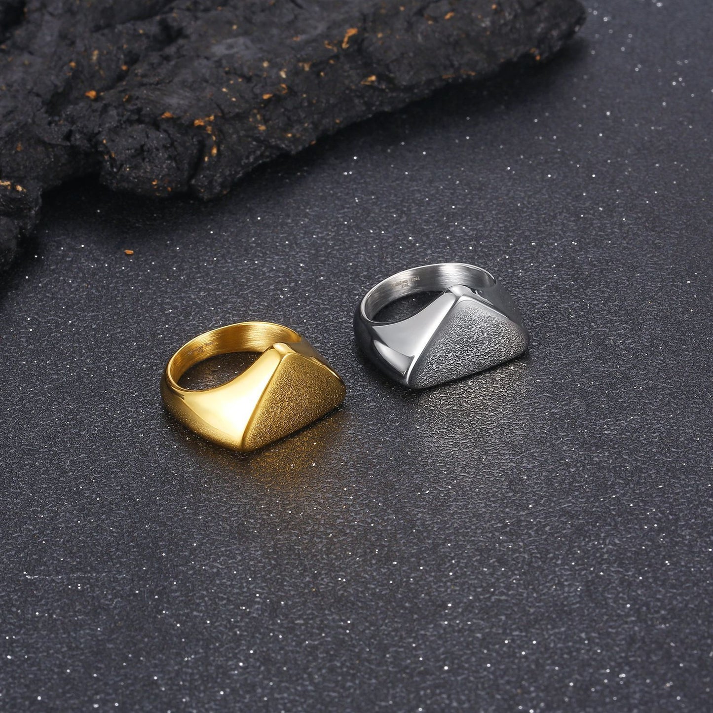 Anillo de acero inoxidable con forma de triángulo para hombre