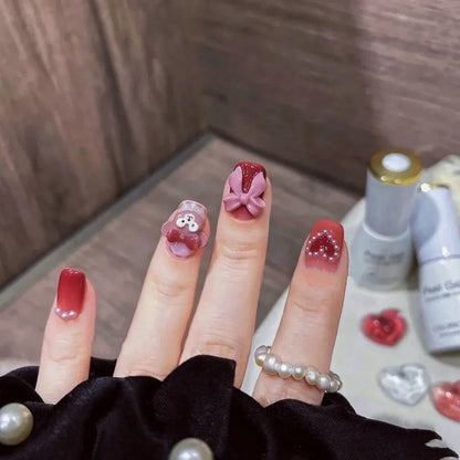 Lindo diseño de uñas con degradado de perla y lazo de amor