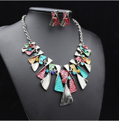 Conjunto de collar y pendientes de diamantes de aleación de colores de moda europea y americana, joyería de novia directa de fábrica