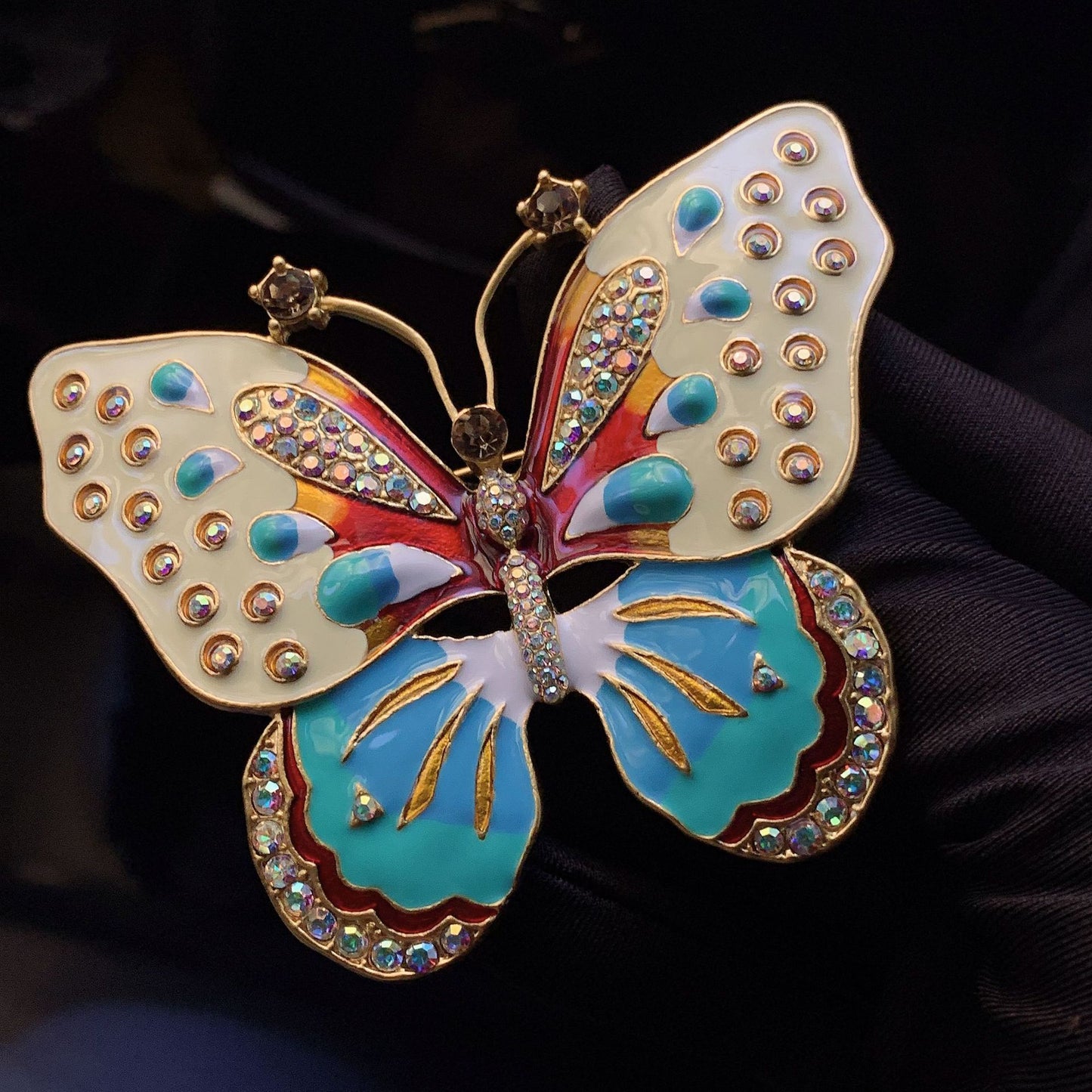 Broche de lujo con personalidad elegante y forma de mariposa