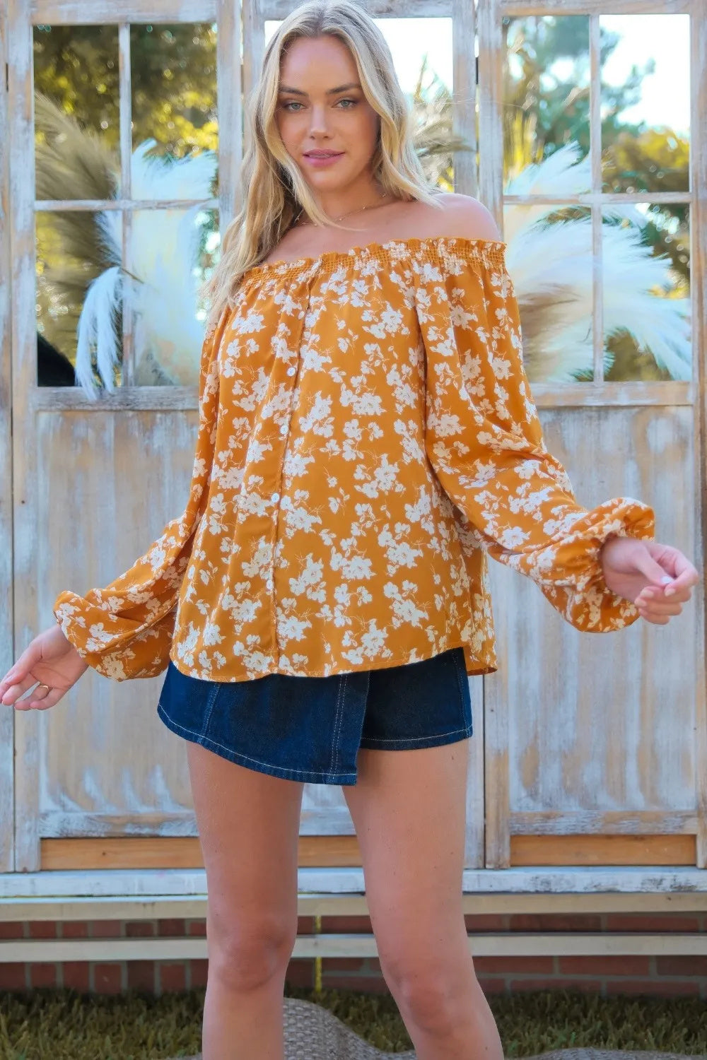 Blusa con hombros descubiertos y mangas abullonadas con estampado floral de Hailey &amp; Co.