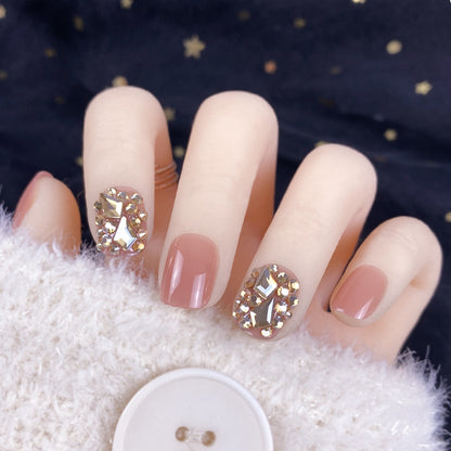 Manicura con parches de diamantes dorados champán y uñas postizas terminadas