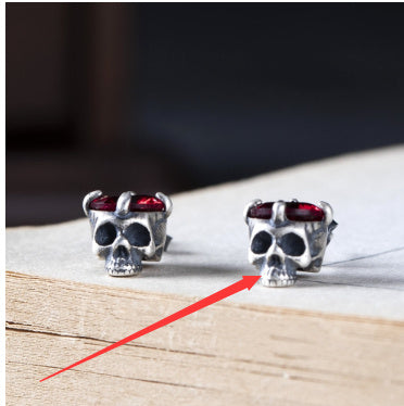 Pendientes pequeños con forma de calavera y diamantes en plata de ley S925