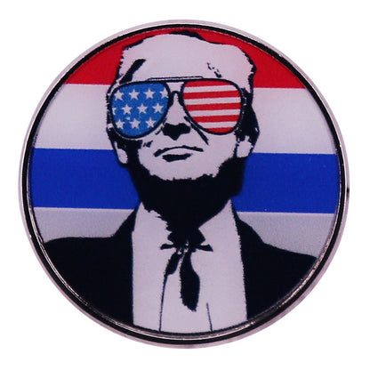 Insignia de metal con forma de pin de Trump y bandera estadounidense para mochila