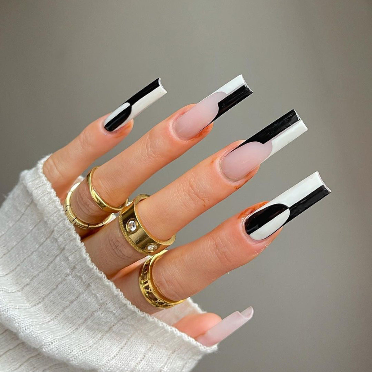 Uñas largas sencillas de color blanco y negro a juego con puntas extraíbles