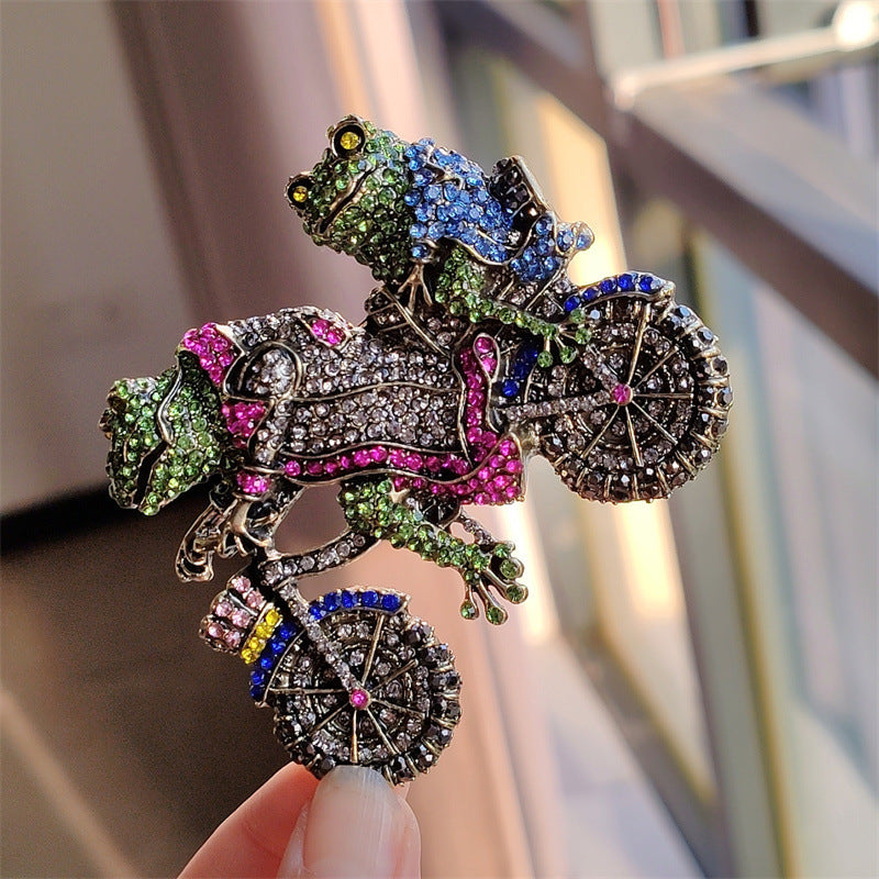 Broche de bicicleta con forma de rana y adorno medieval vintage