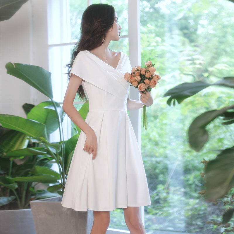 Vestido de compromiso rojo para boda de verano