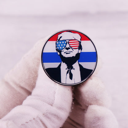 Insignia de metal con forma de pin de Trump y bandera estadounidense para mochila