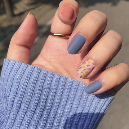 Uñas postizas con diseño de graffiti y azul que se pueden usar